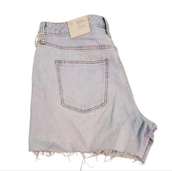 NWT Universal Thread Vintage Midi Light Blue Denim Shorts 6/28R - Picture 2 of 7